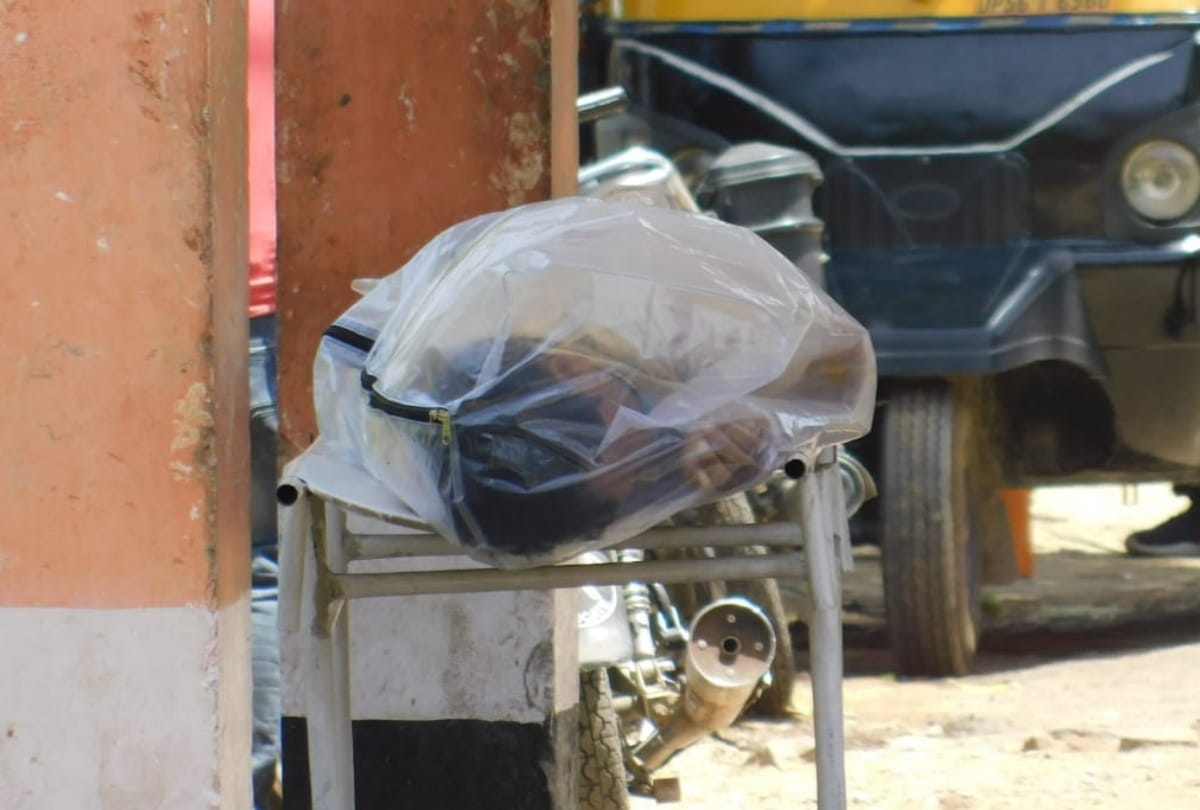 corona infected body found at hospital gate in maharajganj