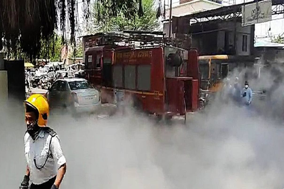 Nashik hospital oxygen leak people take cylinders from the dead