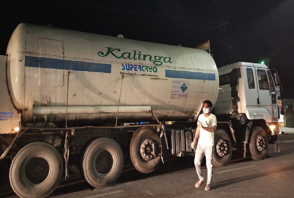 oxygen tanker arrives at Agra amid corona crisis
