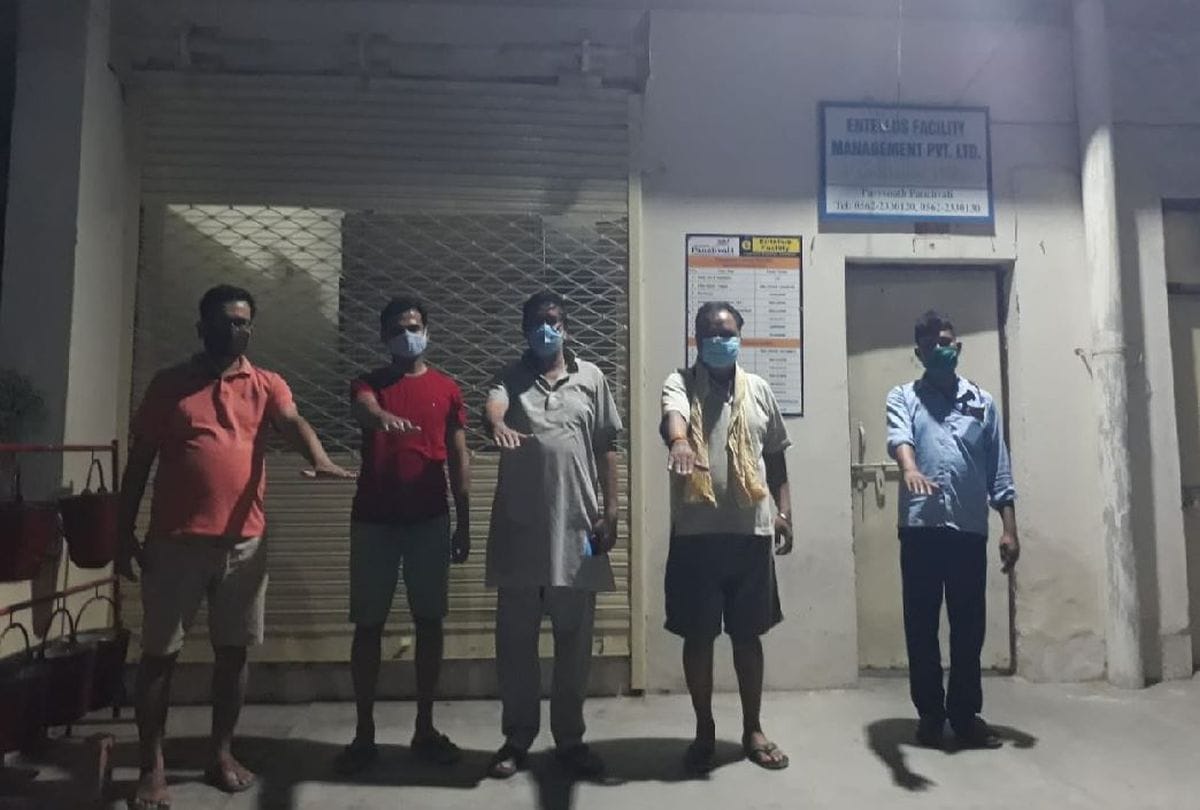 agra people swear not to leave home in weekend lockdown