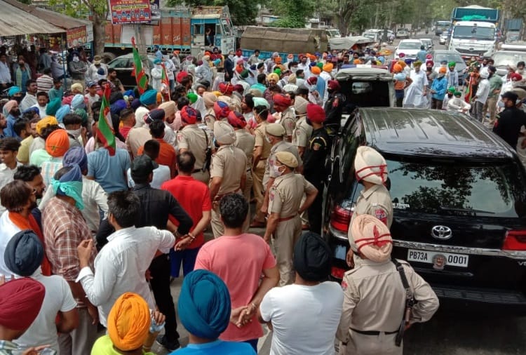 Farmers protest Against CM Advisor at Punjab