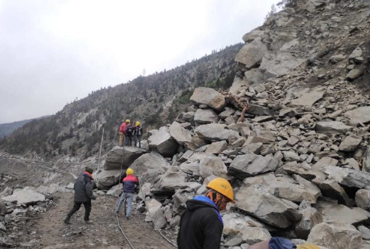 Himachal Weather Today: Capsicum and tomatoes including apple crop damaged by hailstorm,  many roads closed due ro rainfall and snowfall