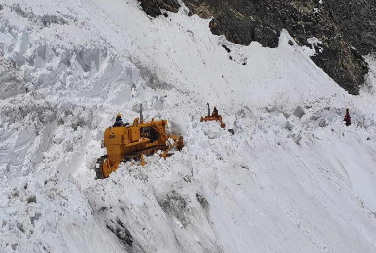 Srinagar Leh National Highway closed again after snowfall on Zojila