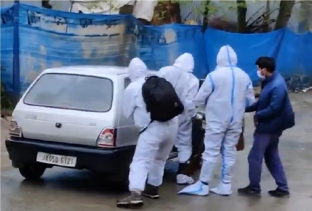 terrorists wearing PPE kit in Baramula Pattan looted jammu kashmir bank
