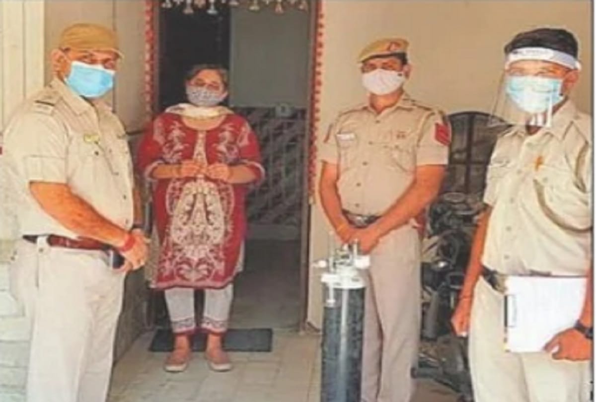 Delhi news: delhi police giving helping hands to the corona patients  