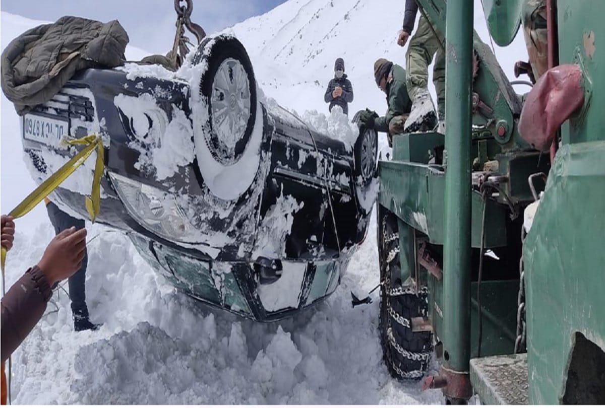 Ladakh: Army rescued many stranded in snow, traffic stopped at Khardungla Top and North Pullu