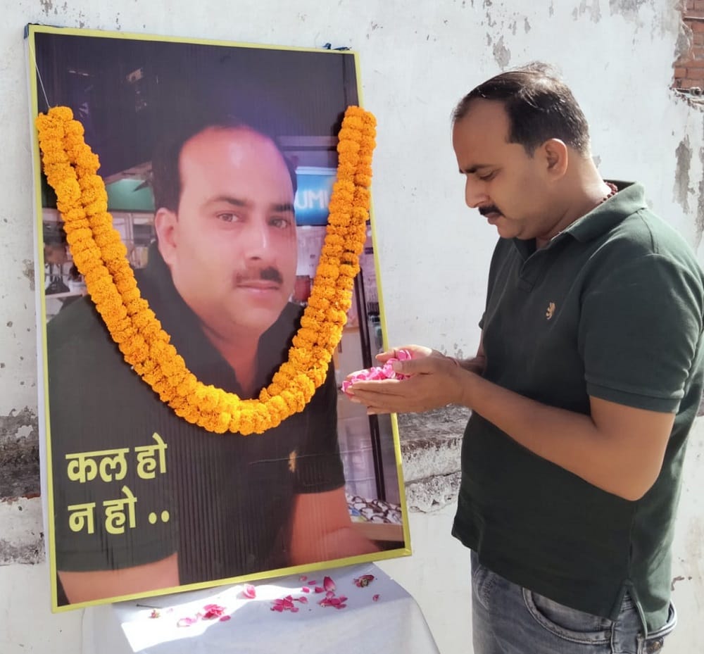 Former SP councilor expressed opposition by garlanding her own photo in varanasi