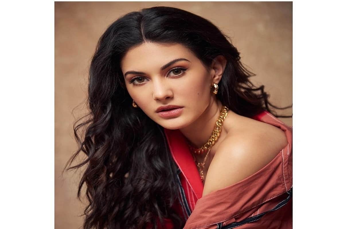 amyra is looking stunning in new bridal photoshoot in hindi