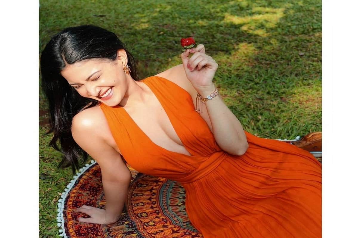 amyra is looking stunning in new bridal photoshoot in hindi