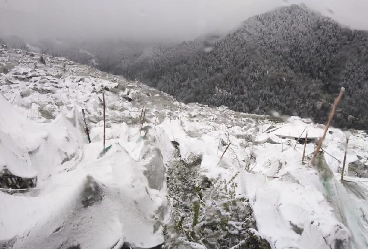 Himachal Weather today:  record snowfall in April, 250 roads including three NHs closed, avalanche falls loss of crores