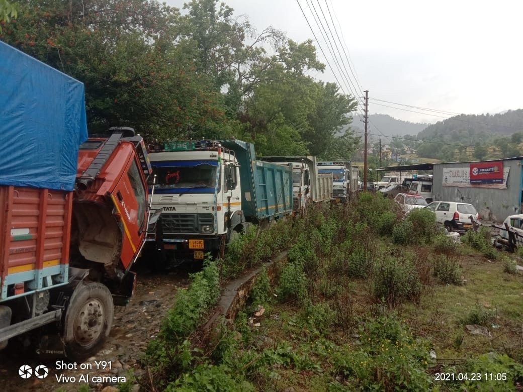 Traffic jam in Garud.