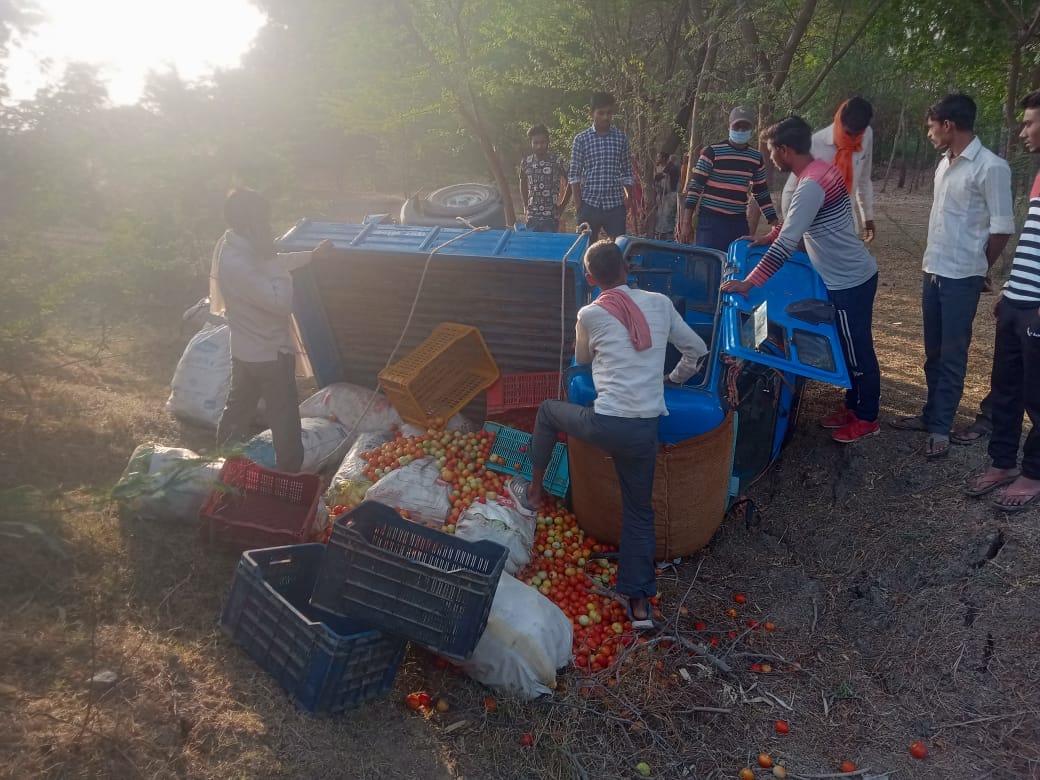 Car and auto loaders clashed, five injured