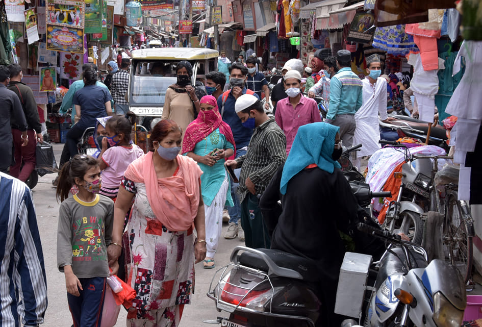 Crowd in markets, precautions are not being taken