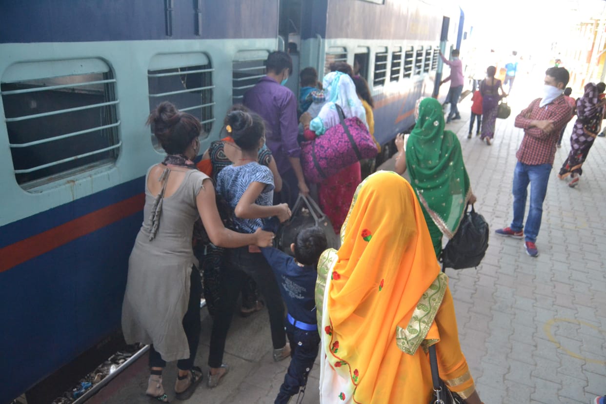 Hathras: Crowd rush to reach home before Korana curfew
