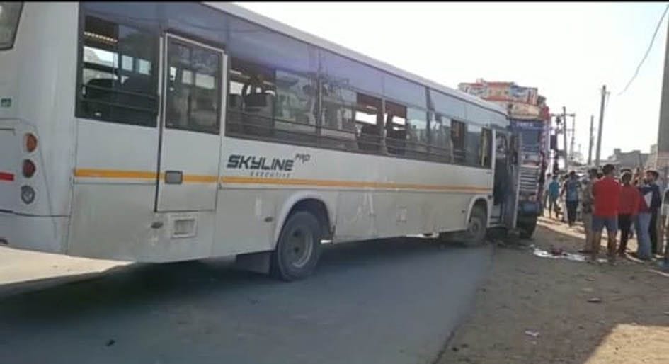 pravaasiyon kee bas aur trak mein bhidant, das ghaayal