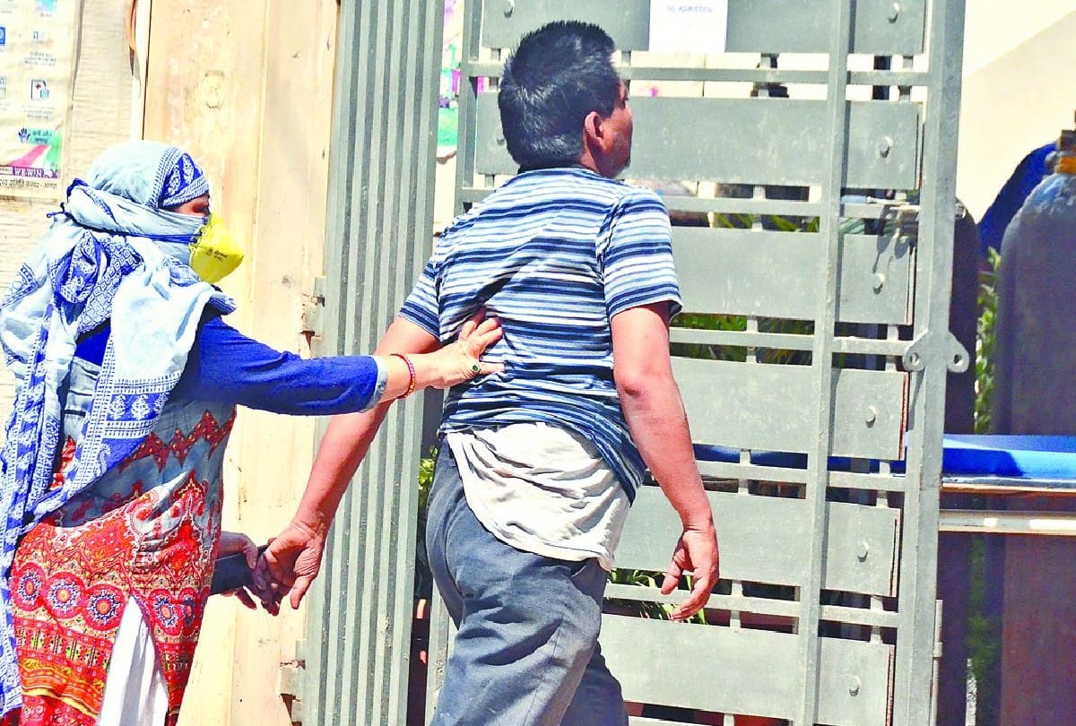 Patients suffering due to lack of beds and oxygen at hospitals of agra