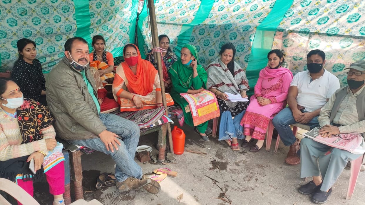 People protesting in front of ACC factory gate even in rain, bilaspur news