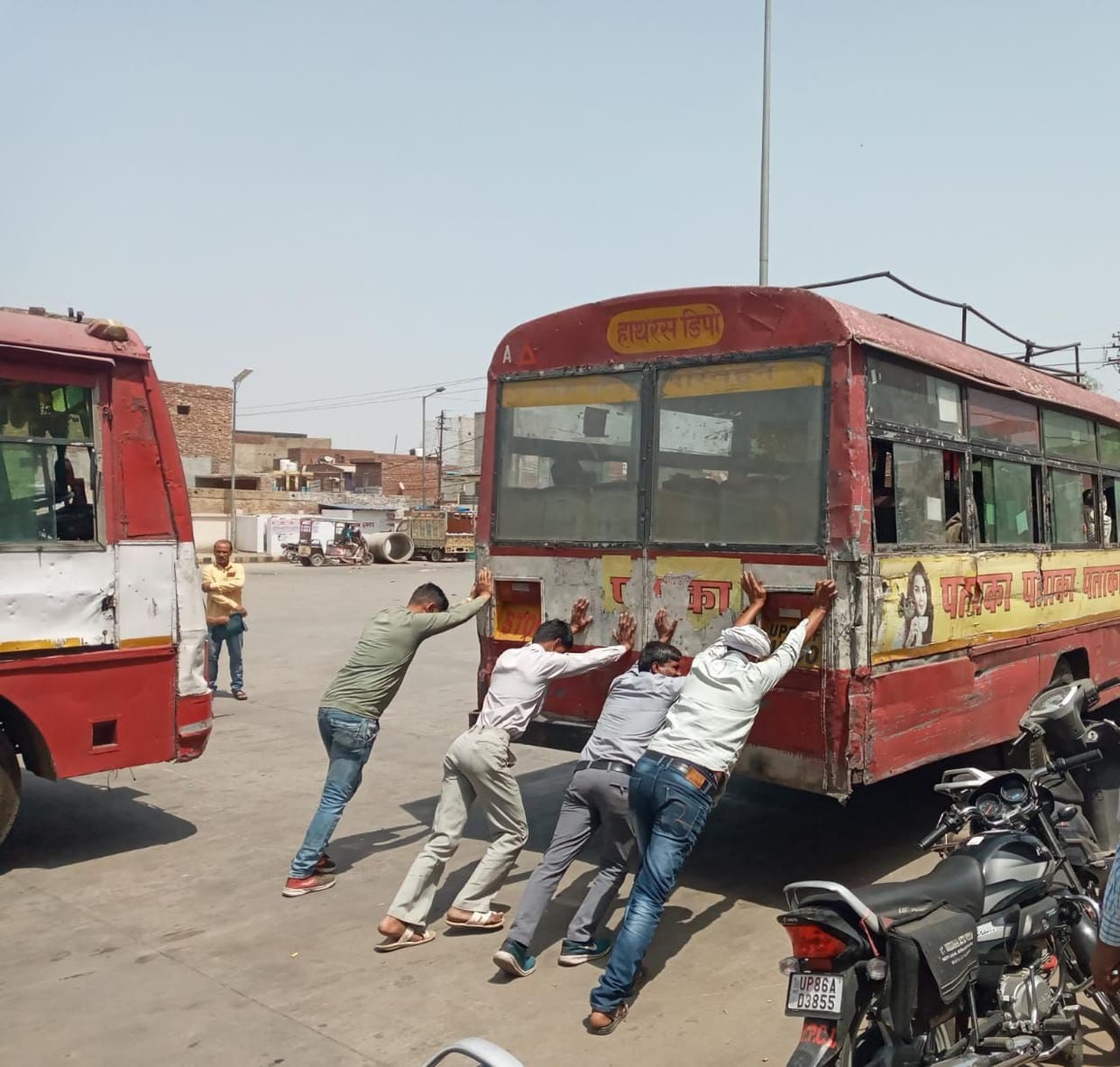 Hathras: Roadways buses increasing pollution due to lack of batteries