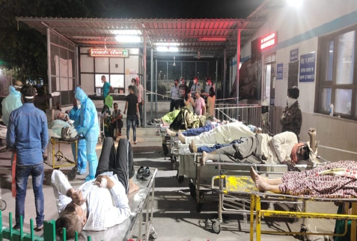 only one ventilator ICU bed is available for covid 19 patients in delhi, Out of the 1472 ICU beds including ventilators, only one bed is available