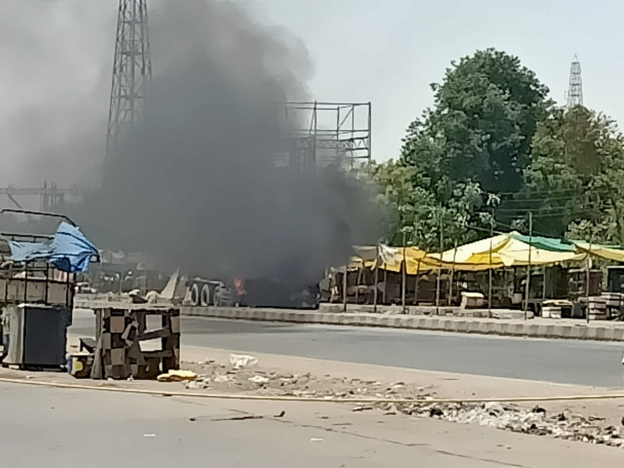 Tanker collided with tractor, tanker driver burnt alive in fire in chandauli