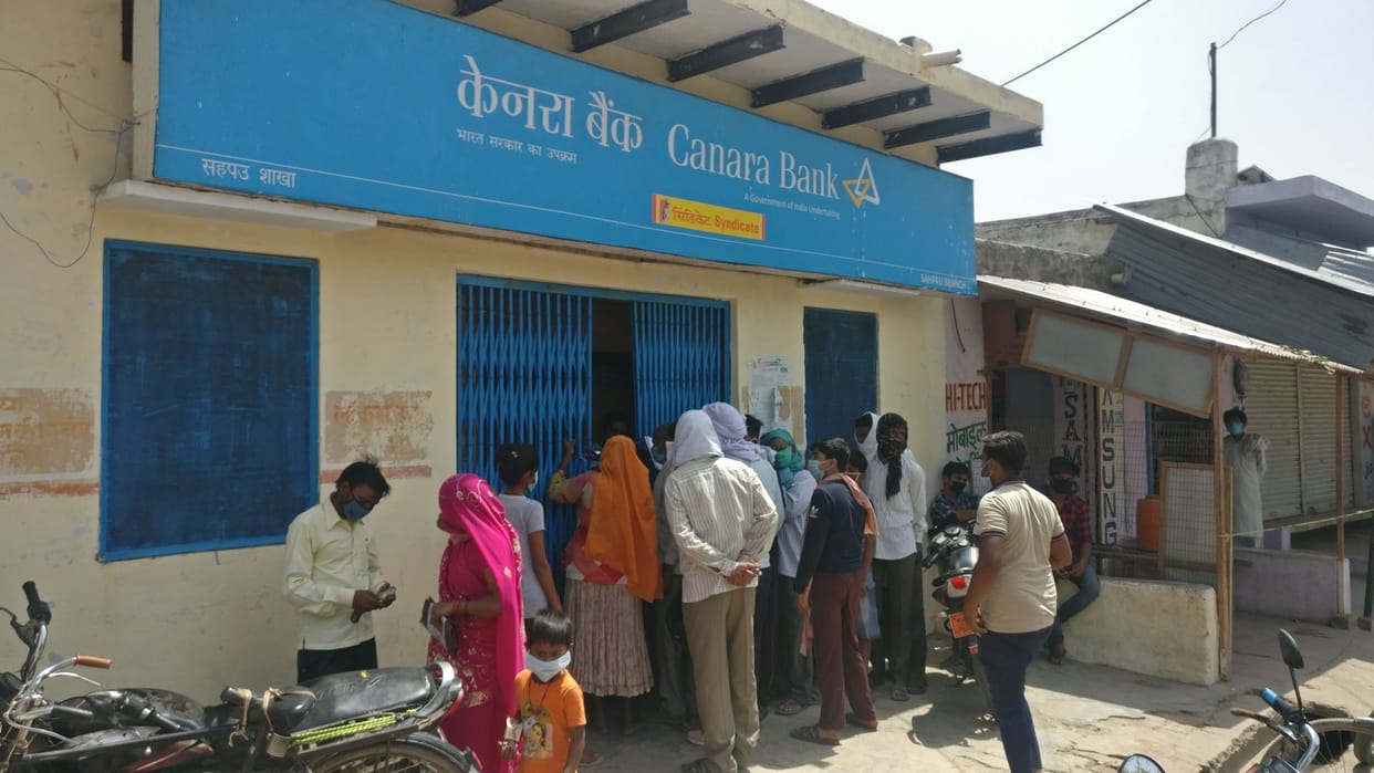 no social distancing at bank permises