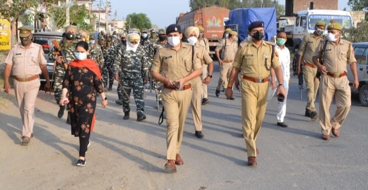 Police marches flag with paramilitary forces