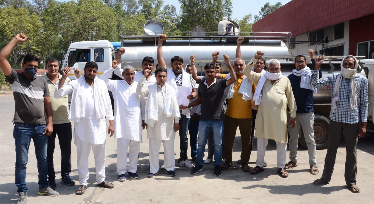 milk comitee members protest, milk supply, 38 crore rupee