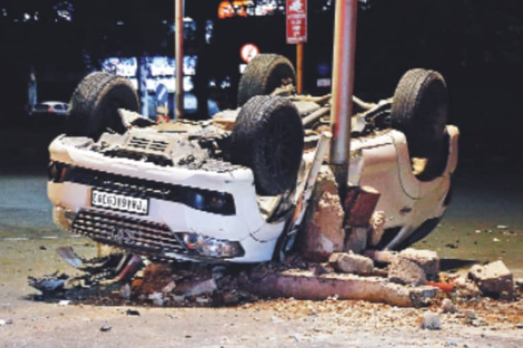 Two cars collide at sector-8 and 9 light point, one dead