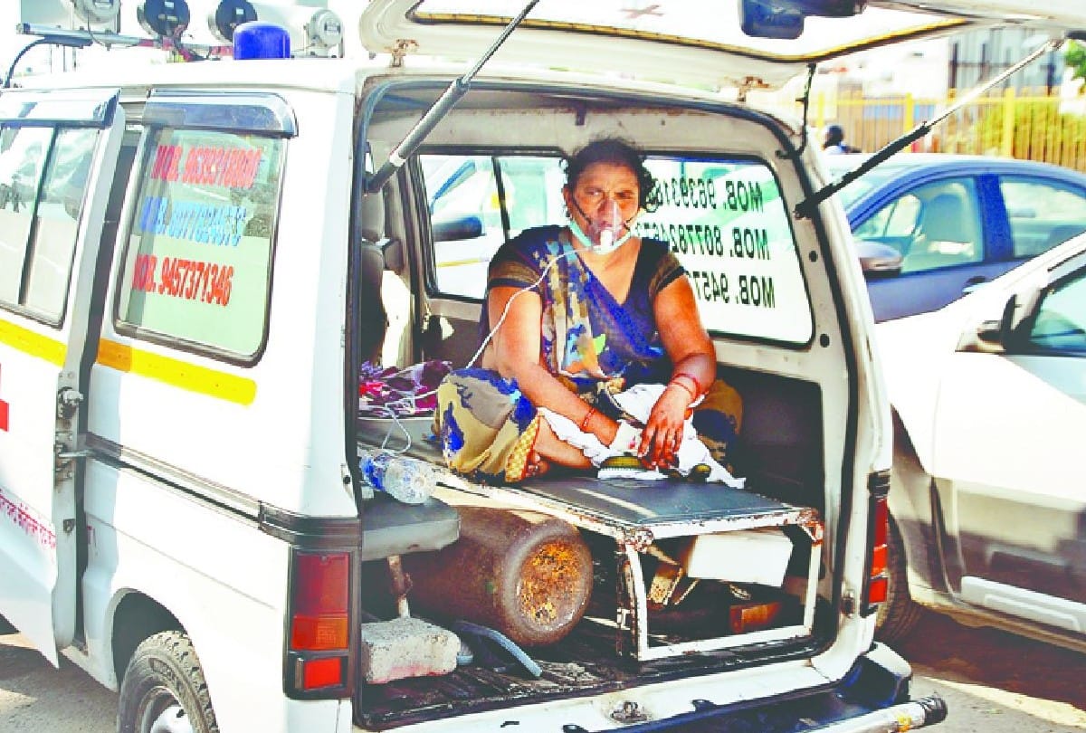 Patients suffering due to lack of beds and oxygen at hospitals of agra