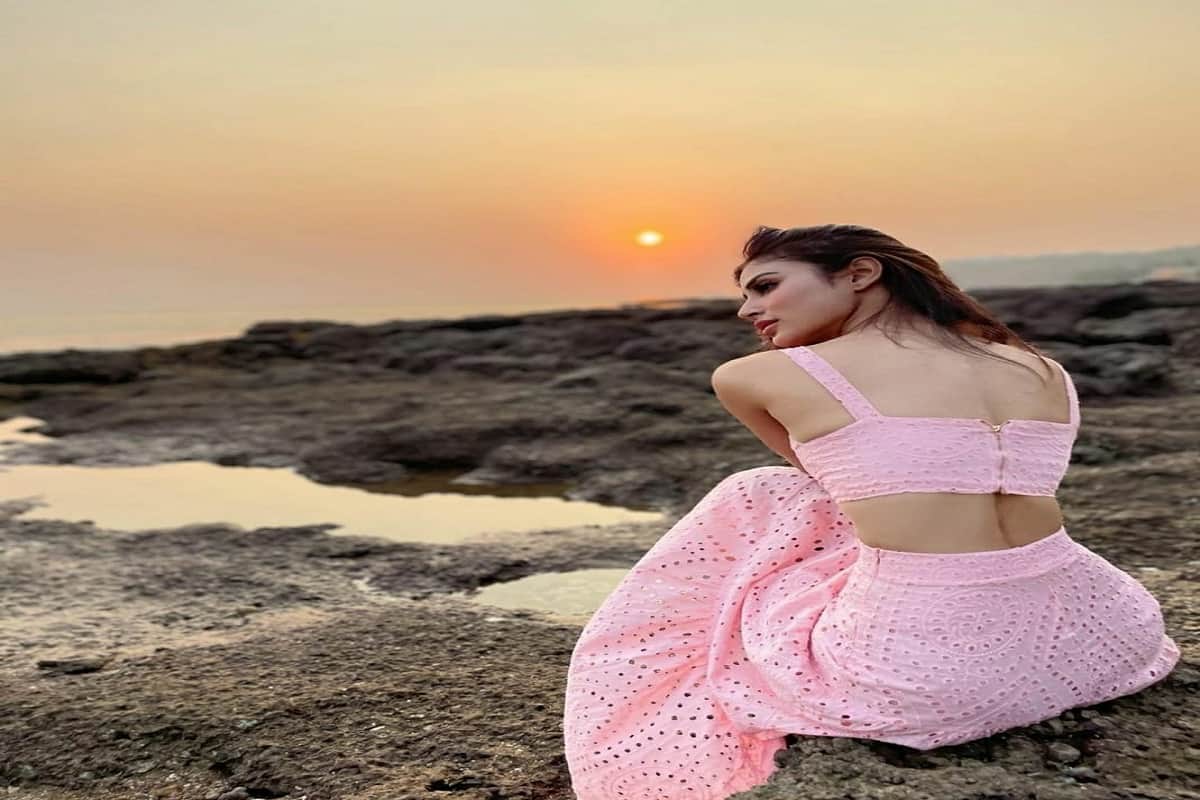 mouni roy posing with sunset in chikankari outfit in hindi