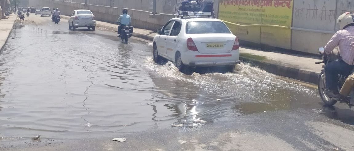 The dirty water is filled on the service lanes, the passer-by is upset