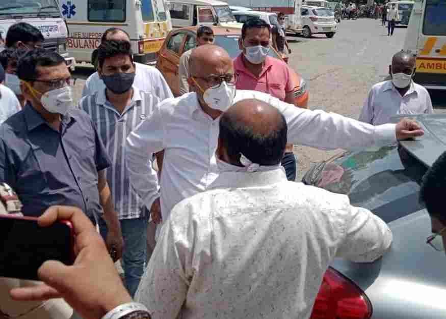 Jind arrives at Canter filled with oxygen cylinders from Hisar, civil hospital administration asserts its right