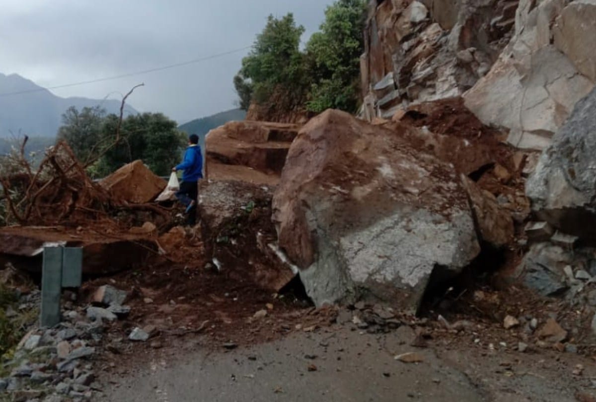 weaher update himachal: heavy rain and snowfall in himachal pradesh snowfall in manali  April 2021 snowfall damage apple crop