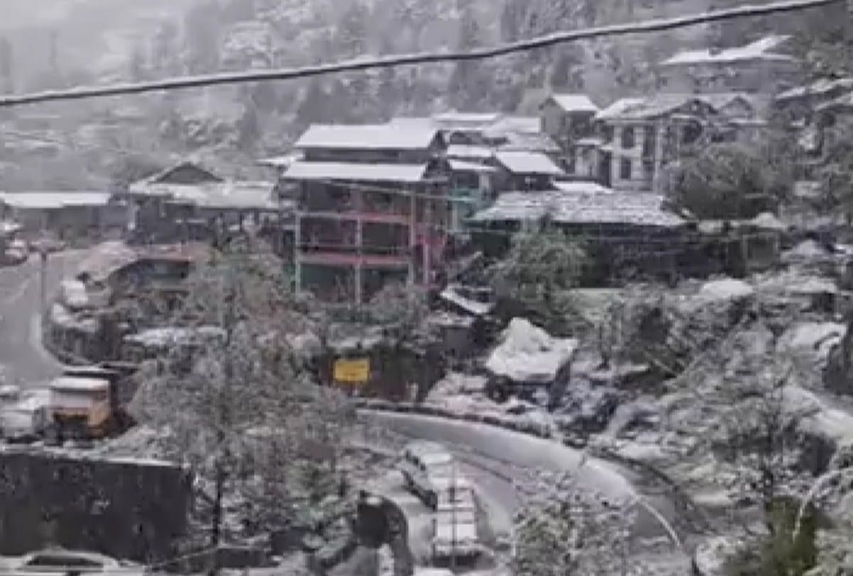 weaher update himachal: heavy rain and snowfall in himachal pradesh snowfall in manali  April 2021 snowfall damage apple crop