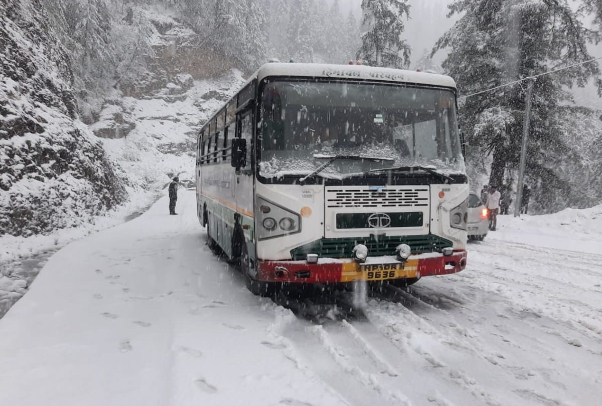 Himachal Weather today:  record snowfall in April, 250 roads including three NHs closed, avalanche falls loss of crores