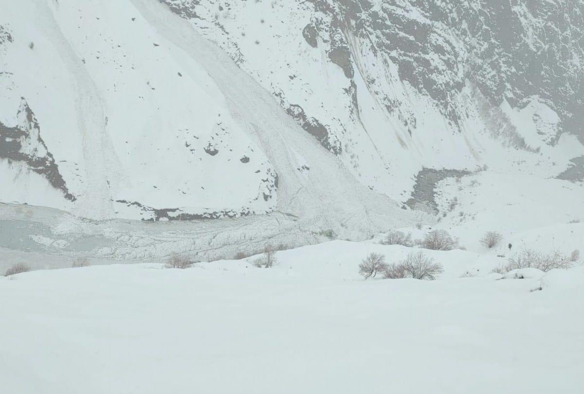 Himachal Weather today:  record snowfall in April, 250 roads including three NHs closed, avalanche falls loss of crores