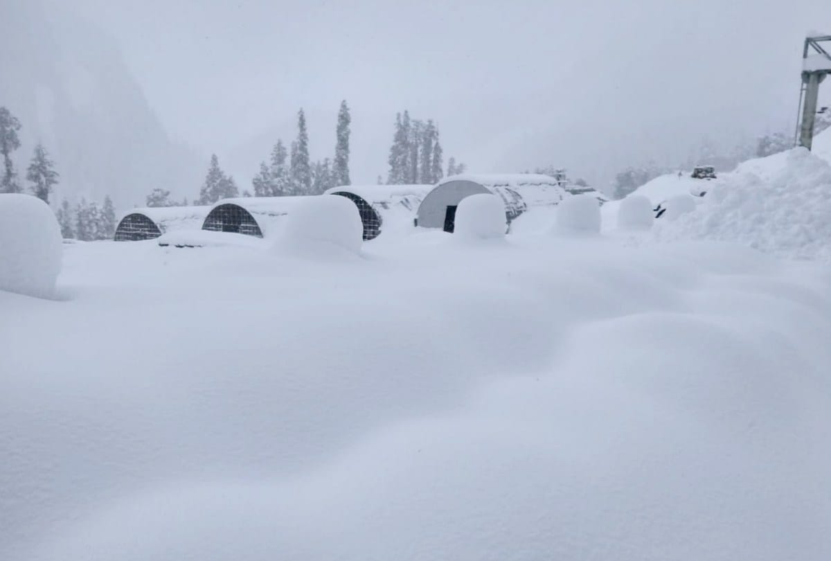 Himachal Weather today:  record snowfall in April, 250 roads including three NHs closed, avalanche falls loss of crores