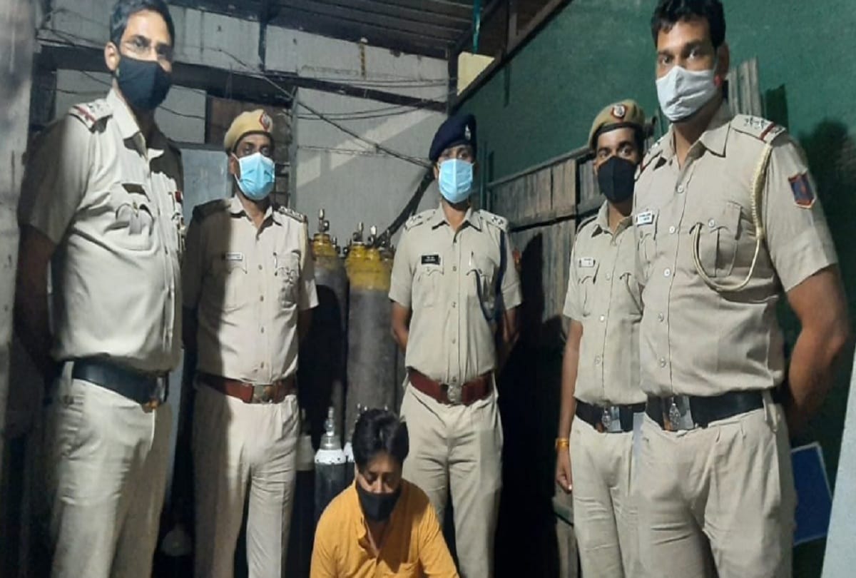 Delhi news: 32 big and 16 small oxygen cylinders recovered during a raid