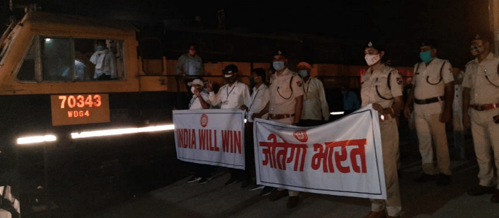 Oxygen train welcomed with 'India will win' slogan in chandauli