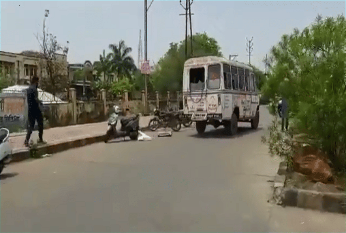 a covid 19 patient dead body fallen from rashly moving ambulance in Madhya pradesh Vidisha