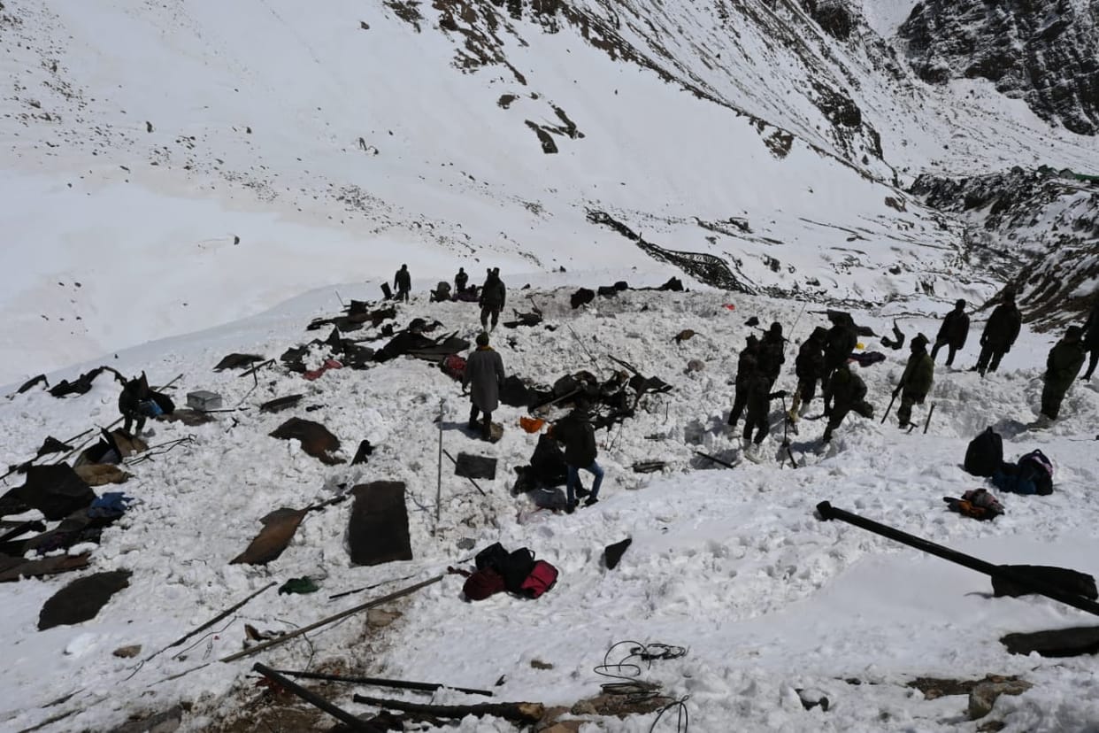 Uttarakhand news : avalanche in china border at chamoli, 10 died
