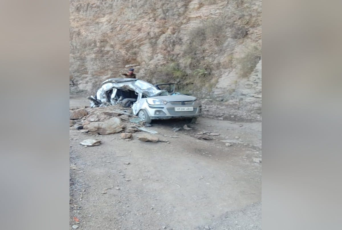 accident news shimla: Stone falls on a moving car from hill, two cousins died, two women injured