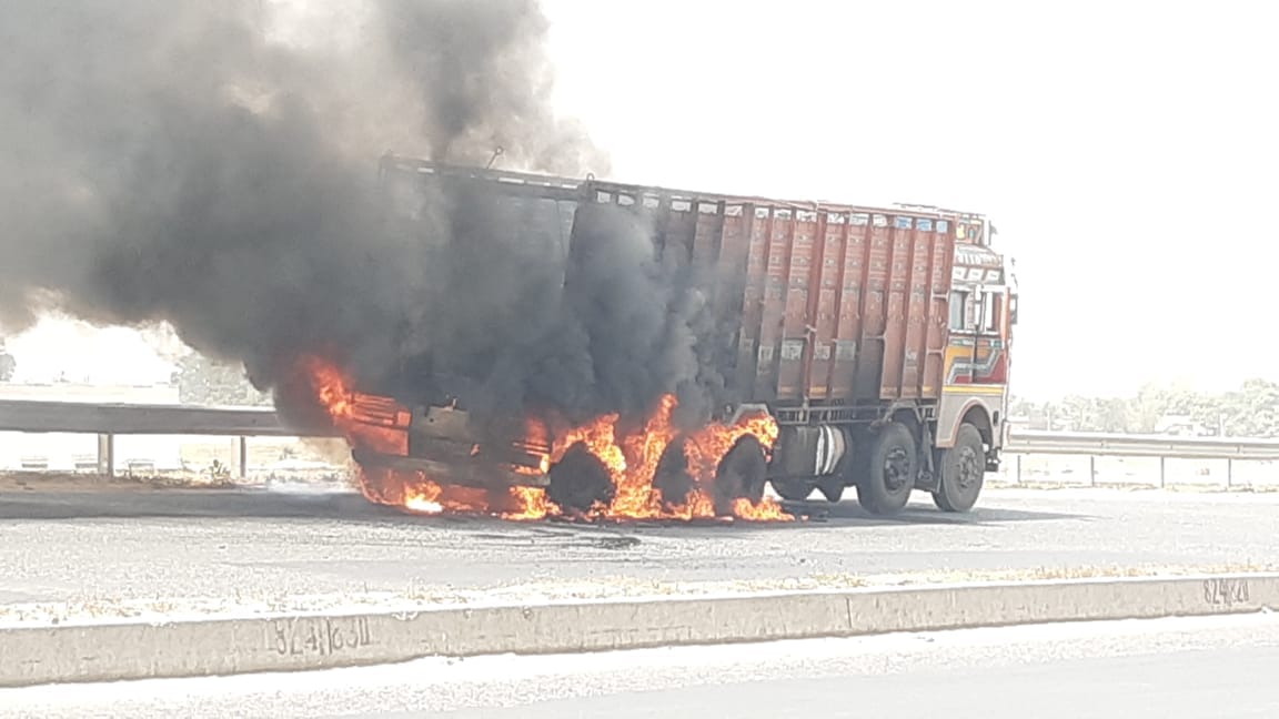 Truck fire caused by short circuit, driver and cleaner escaped and saved lives, stirred up in chandauli