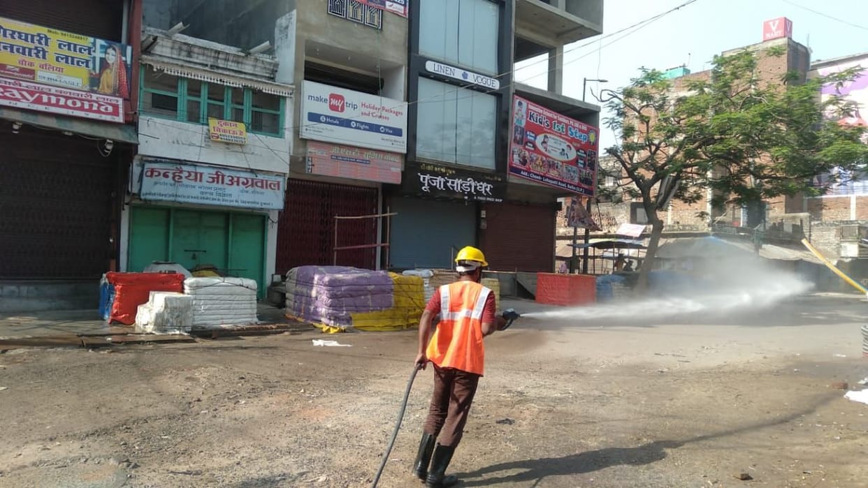 Sanitization carried out in the city by fire brigade vehicles