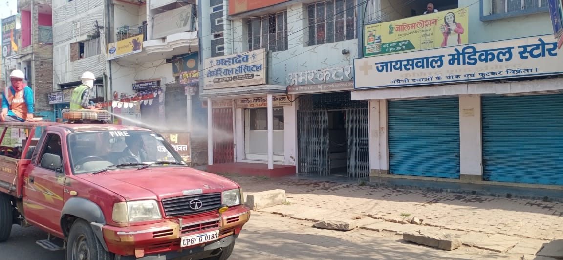 Sanitization being done on the streets of the city since morning, people imprisoned themselves in homes in chandauli