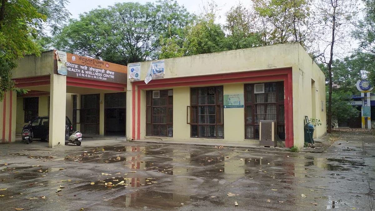 How is this system ... Vaccination stopped in the dispensary of Phase-11 of Mohali, people continue to be troubled
