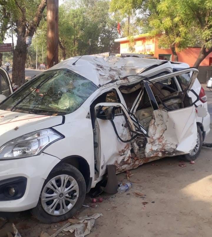 Uncontrollable car collides with tree, two youths die