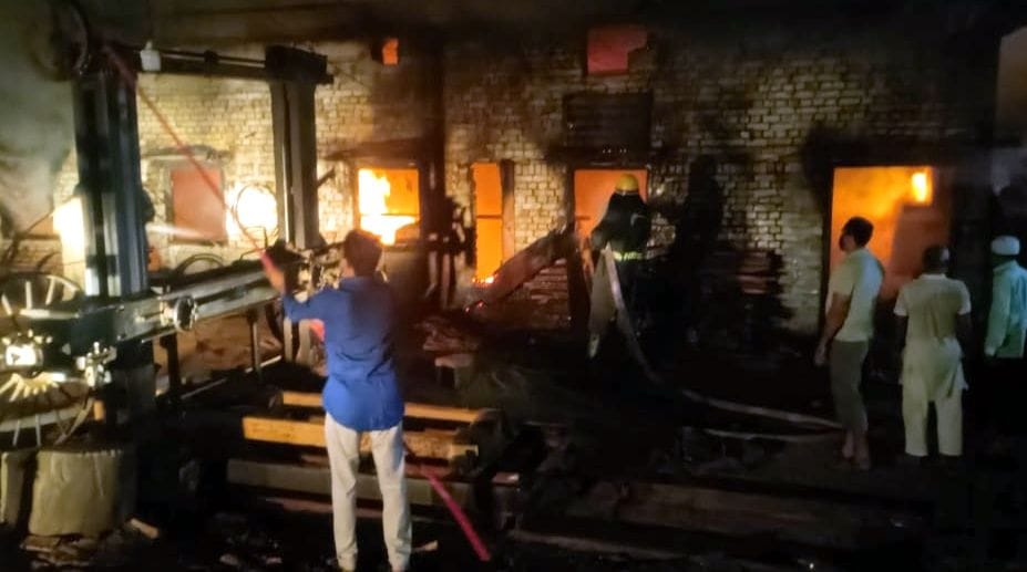 Fierce fire in Ara machine in Nagina