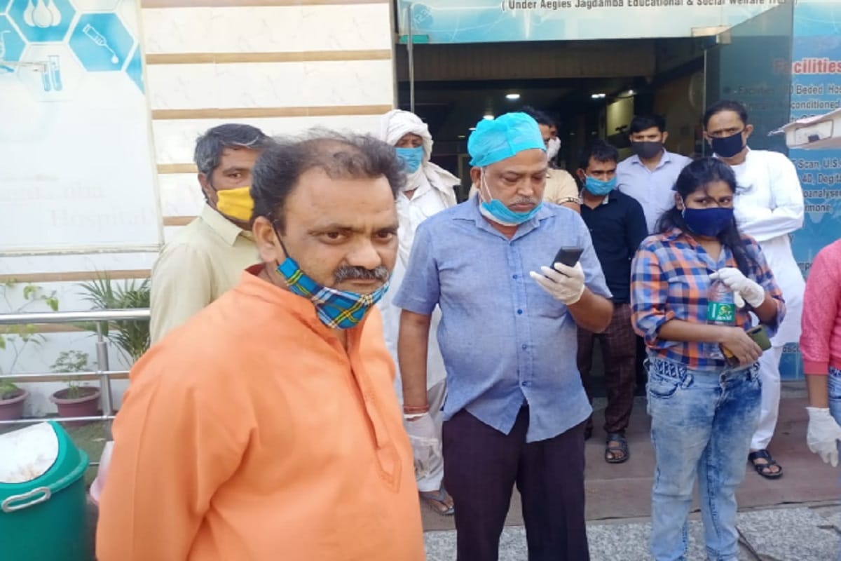 Meerut News: Demolition in an hospital and beaten up to doctors and death of a woman in another hospital