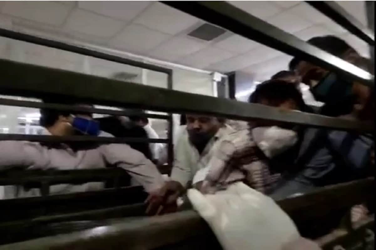 Meerut News: There was ruckus in the hospital over the supply of oxygen cylinders